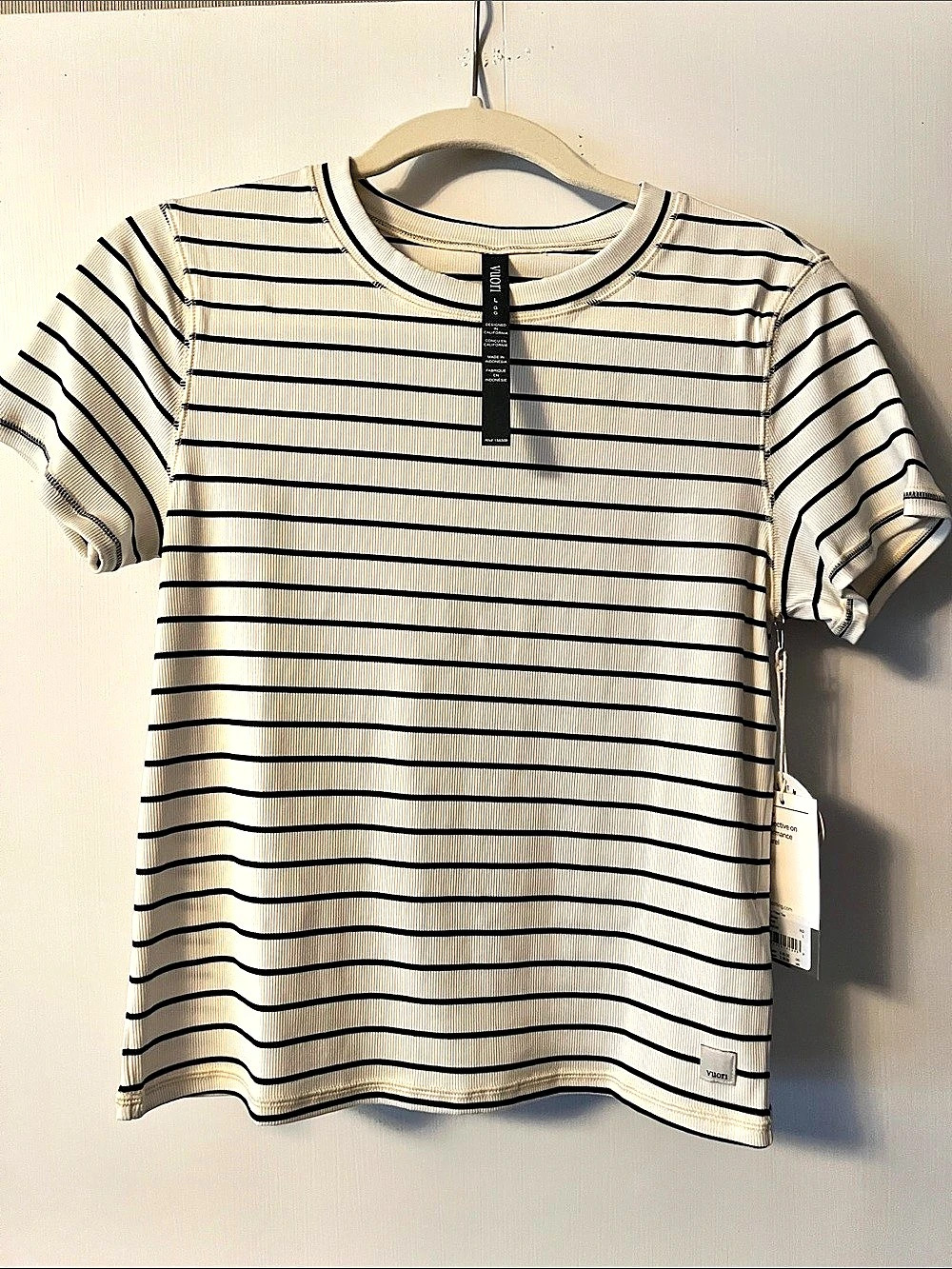 Vuori Pose Fitted Tee Striped Cotton Tee in Cream & Black Size Large NWT